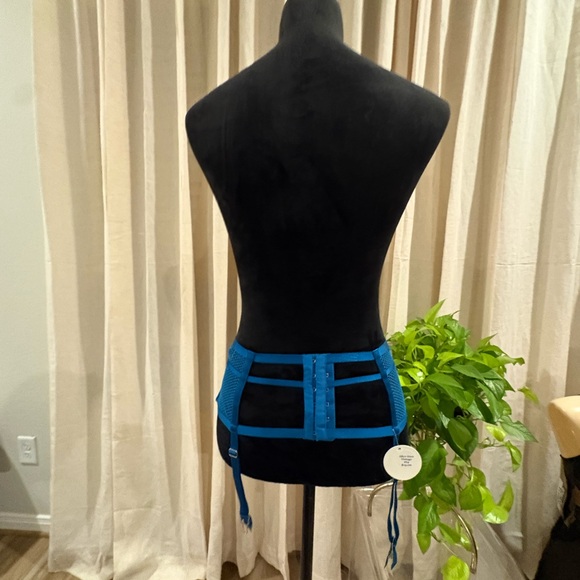 Victoria’s Secret Lace Garter Belt - Picture 6 of 8